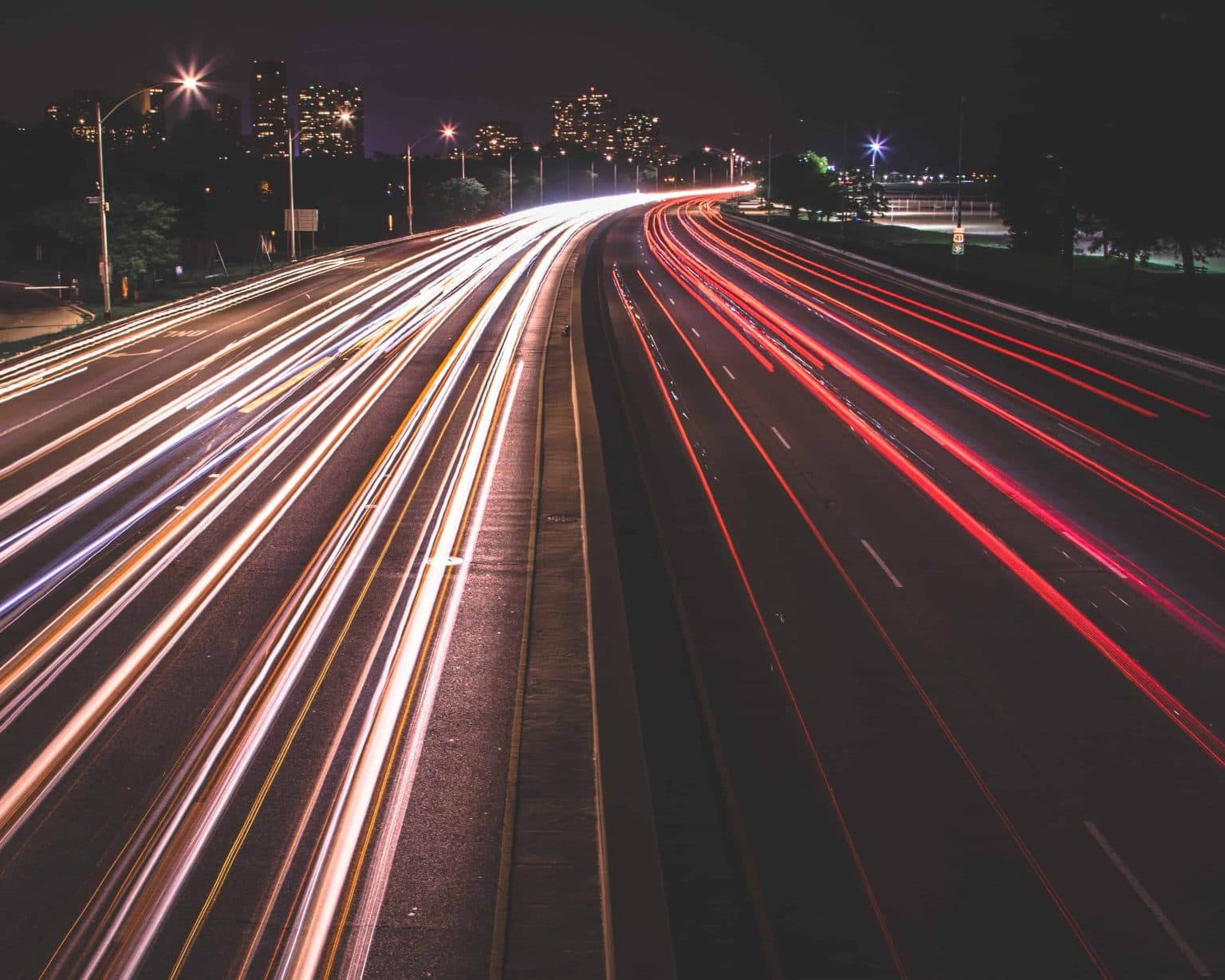 Straße mit Lichtstreifen