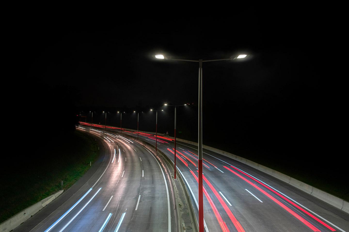 Das Bild zeigt eine Straße mit innovativer LED-Beleuchtung im Außenbereich