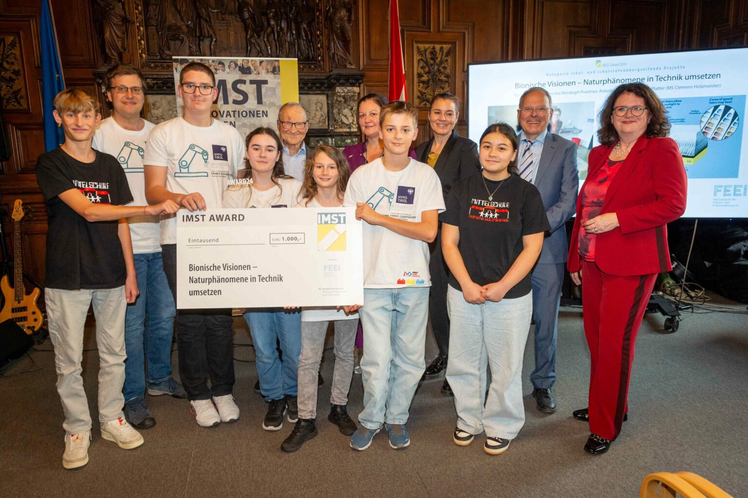 Schüler:innen nehmen den IMST Award entgegen.